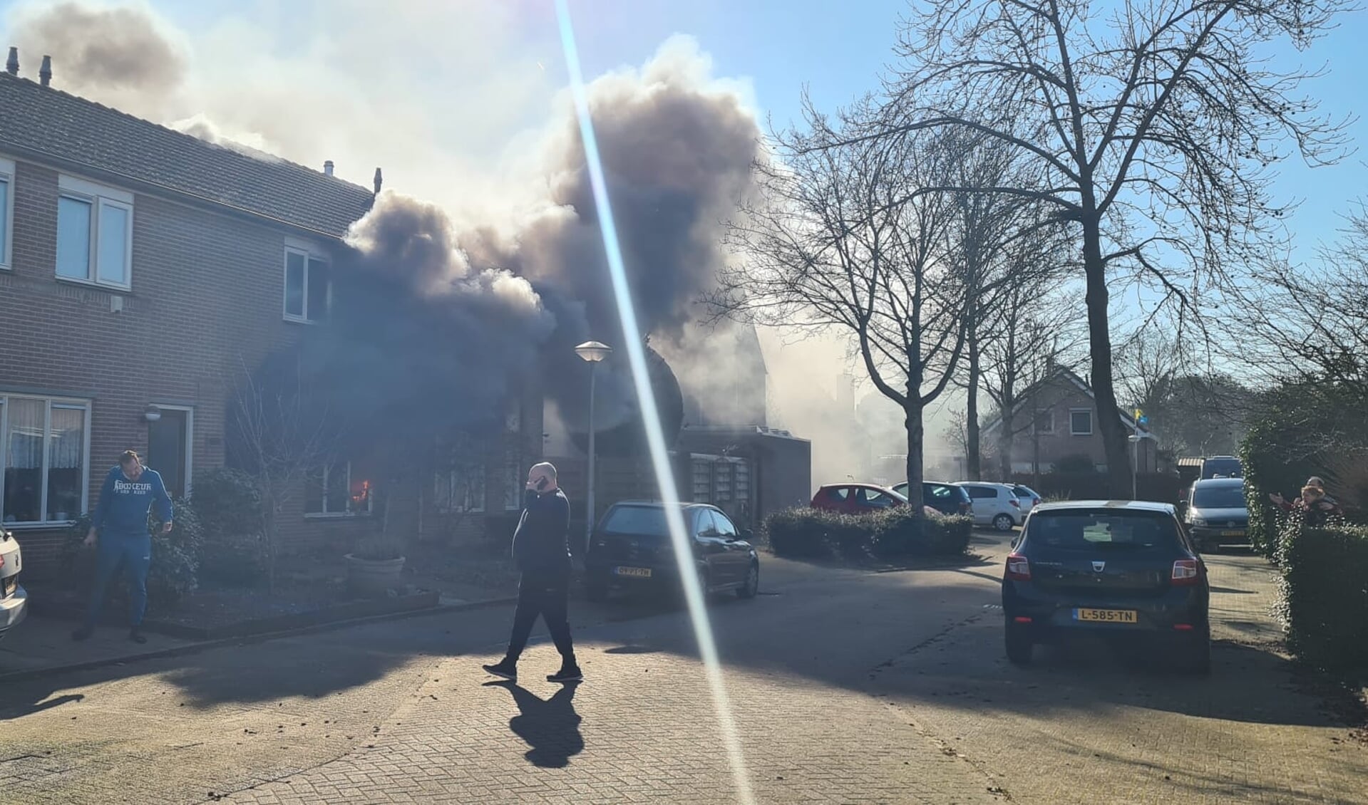 Hevige rookontwikkeling bij de woningbrand aan de Buntven in Huijbergen.