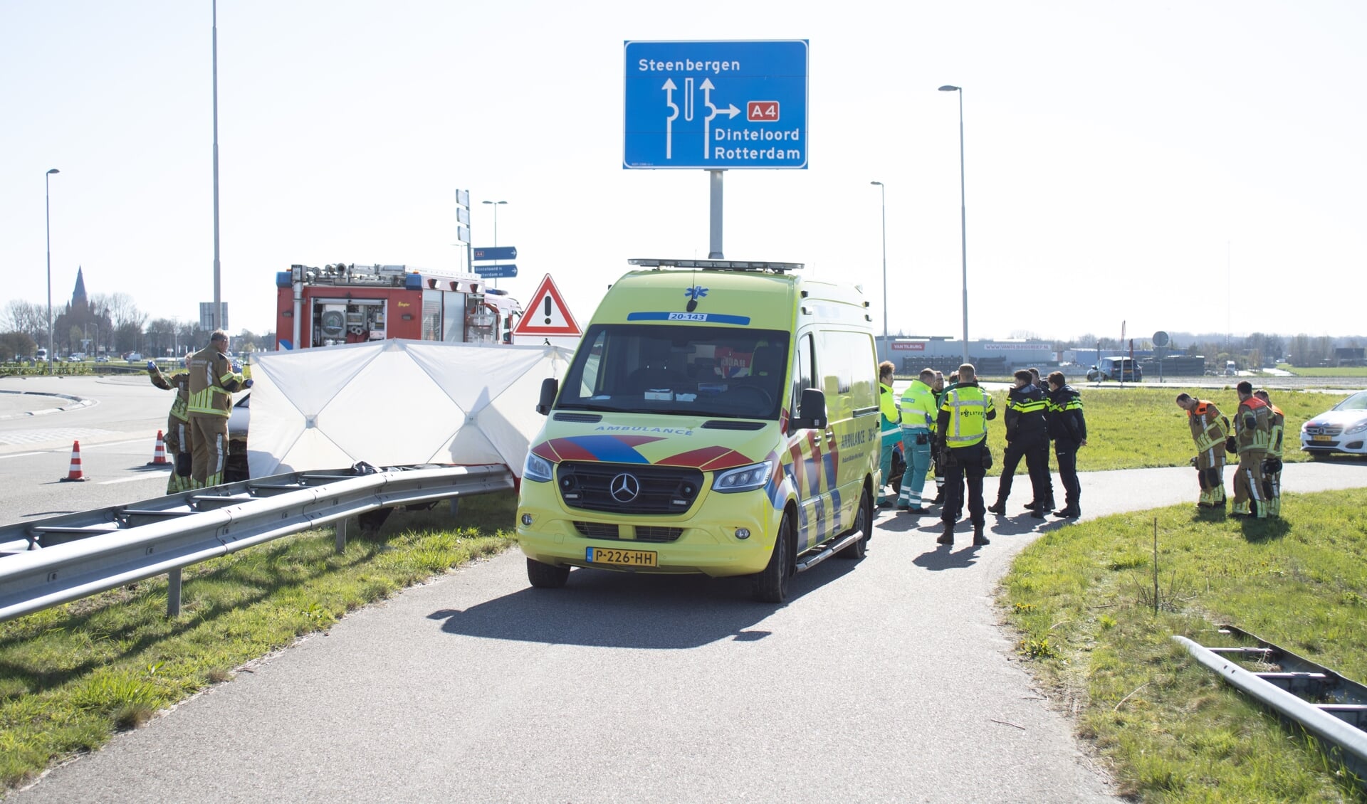 Ongeval op de Zeelandweg-Oost waarbij een 76-jarige man uit Halsteren om het leven kwam.  