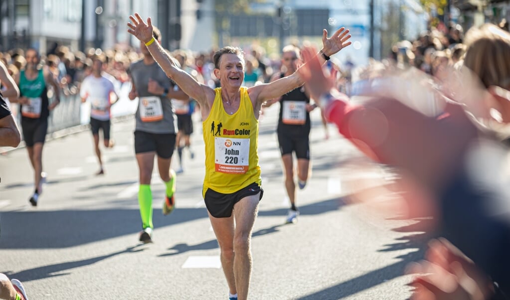 John van Tilburg in de Marathon Rotterdam (Foto: © Rob van Efferen). 