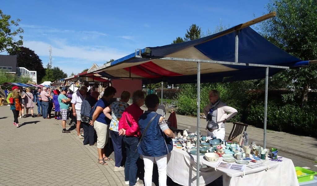 Een kijkje op de Kunstmarkt in het dorp Nispen.