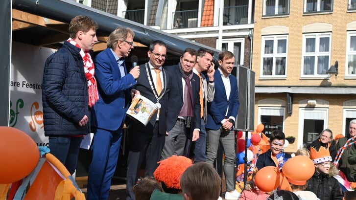 Het college van B en W op Koningsdag bij de versierde fietsenstoet in Hoogerheide.