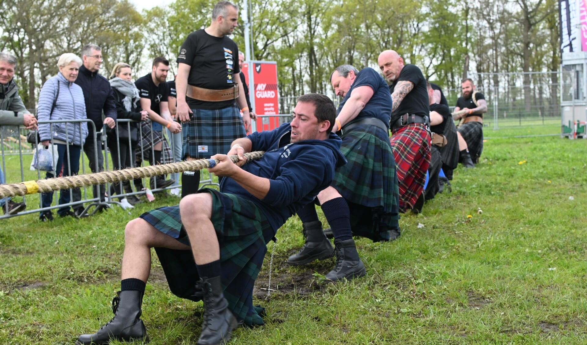 Highland Games met sterke teams in actie bij het onderdeel touwtrekken. 