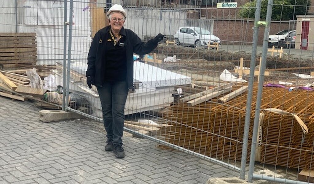 Karin van Merode-Doggen bij het nieuw te bouwen Jumbo Pick-Up Point in Wouw.  