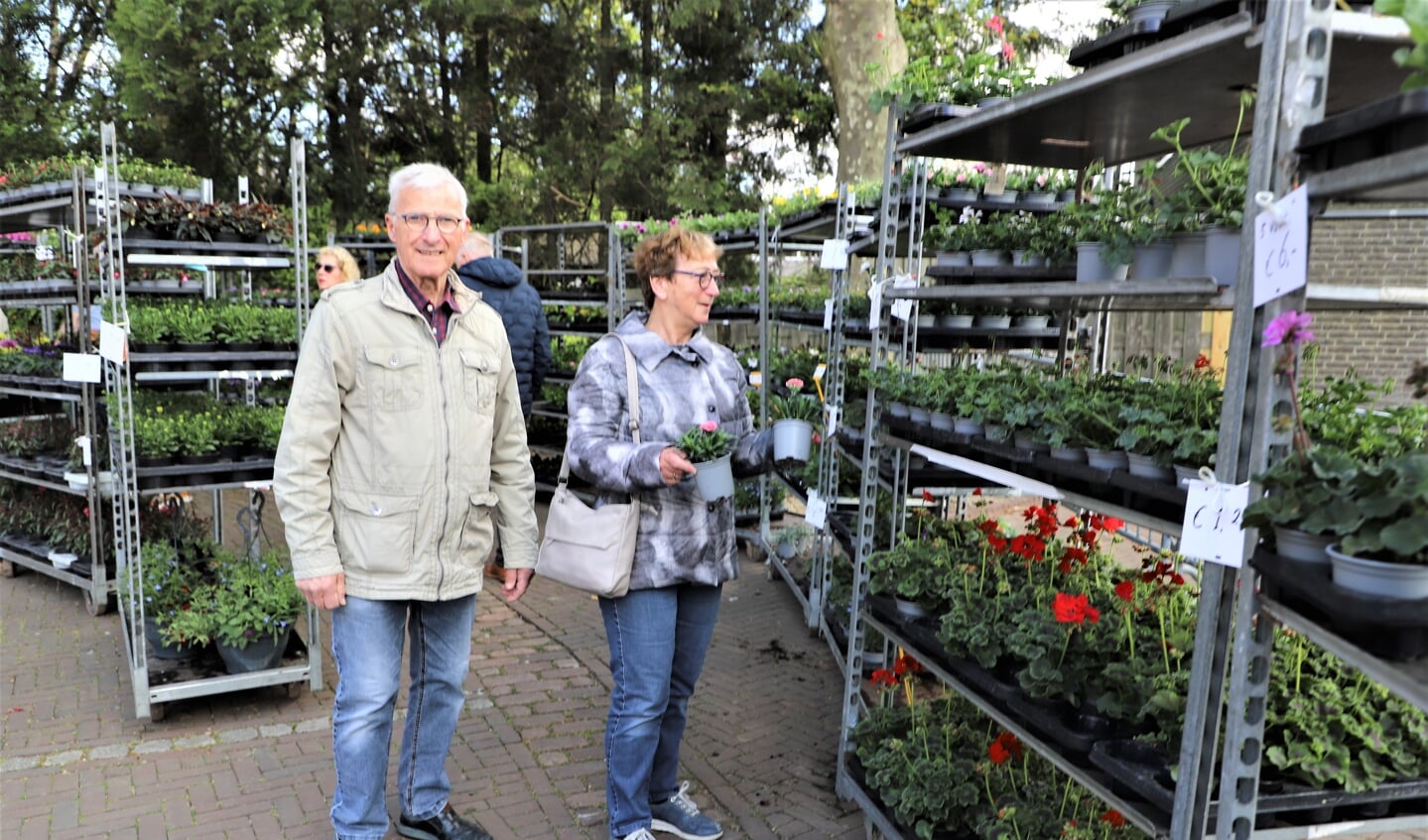 Voorjaarsbloeiers op plantenmarkt Lepelstraat