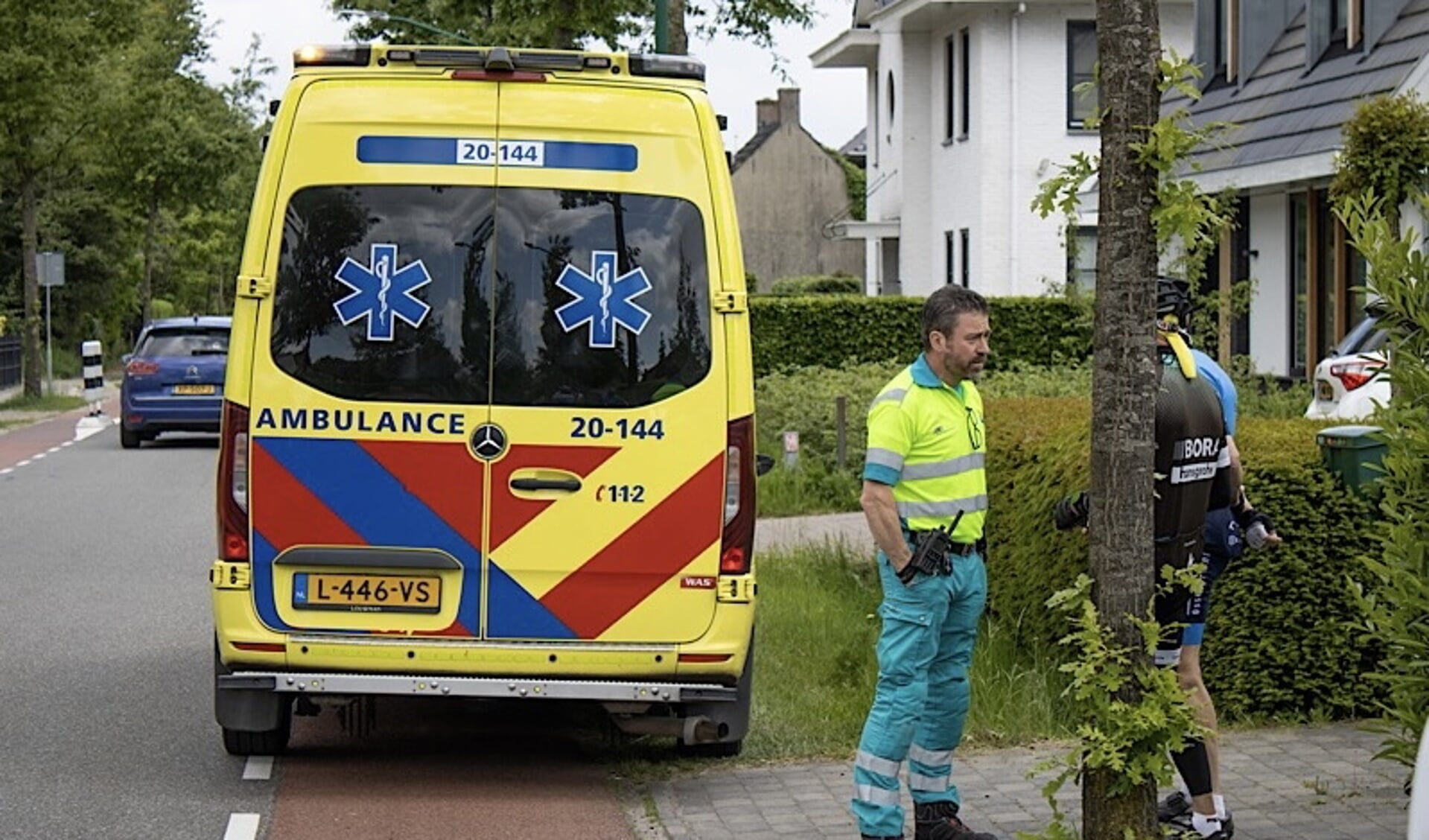 Aan de Westerstraat in Huijbergen raakte een van twee wielrenners bij een botsing dusdanig gewond dat hij per ambulance naar het ziekenhuis moest worden vervoerd.