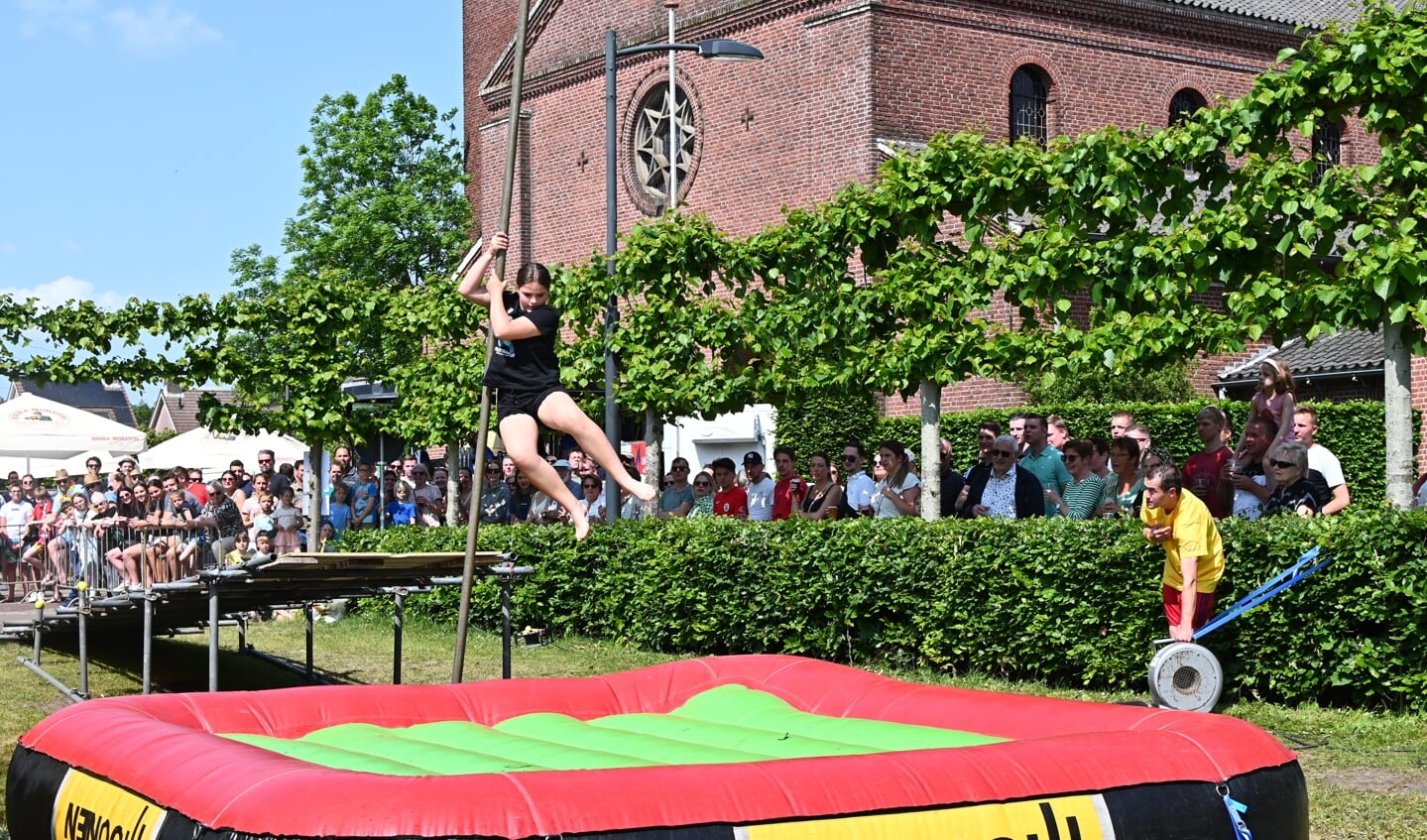 Fierljeppen bij de wadi in Huijbergen.