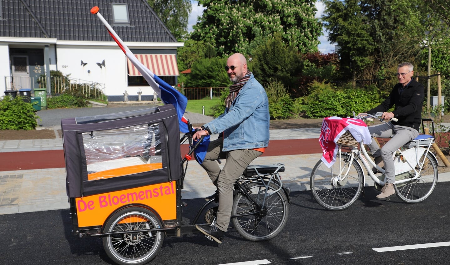 Ondernemers van winkeliersvereniging WinkelHart Halsteren fietsen de heringerichte Halsterseweg-Noord open.