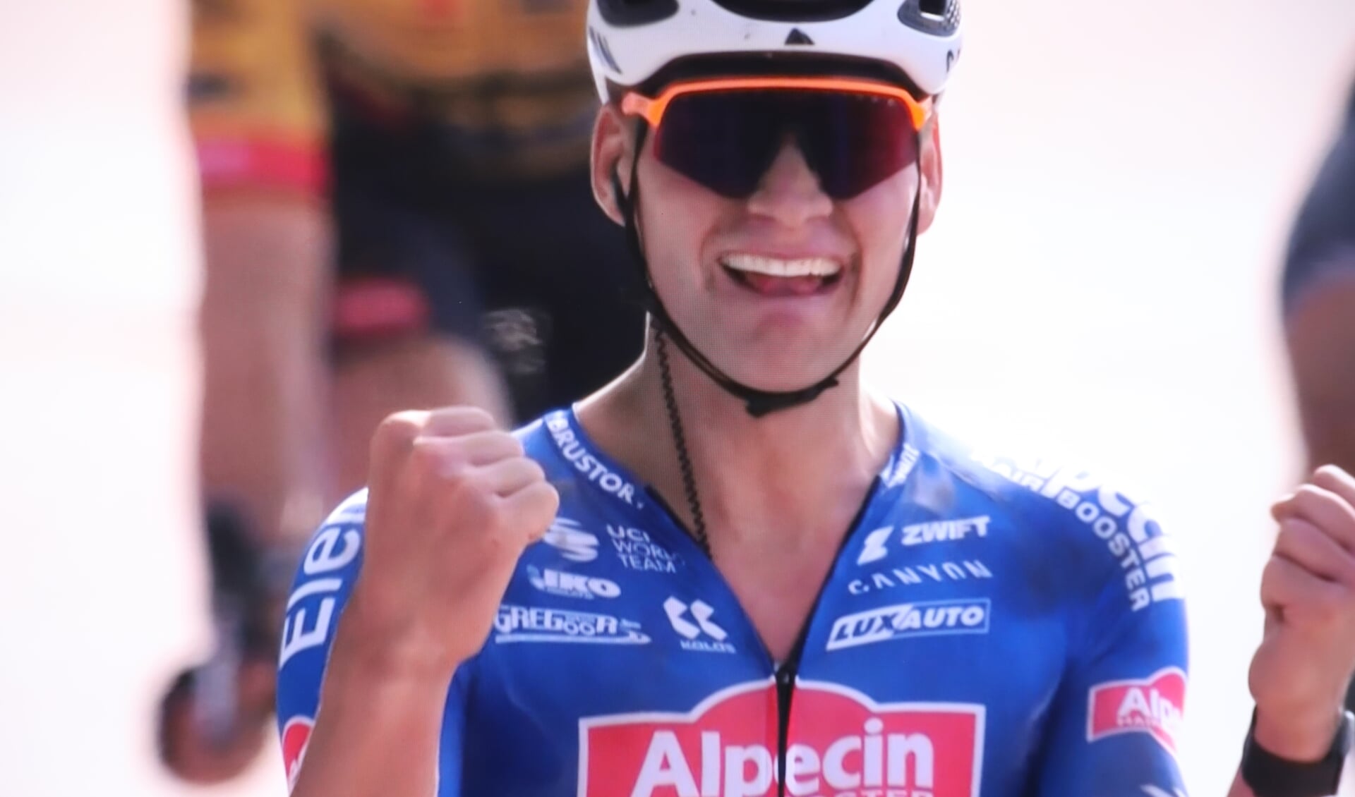 Mathieu van der Poel wint Parijs-Roubaix.