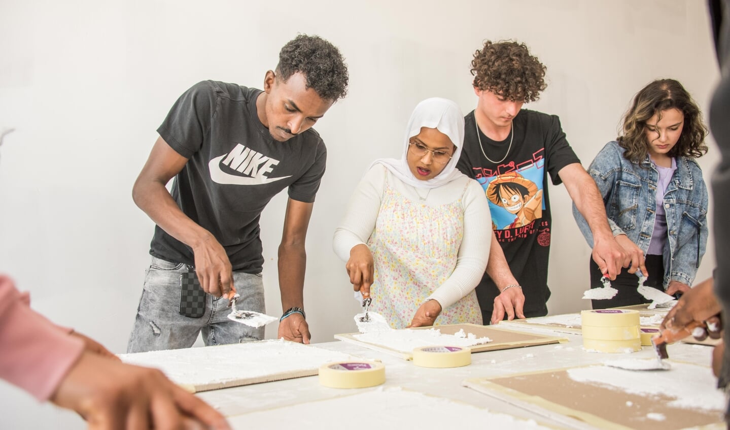 Yaser en Wilo aan het werk als stukadoor