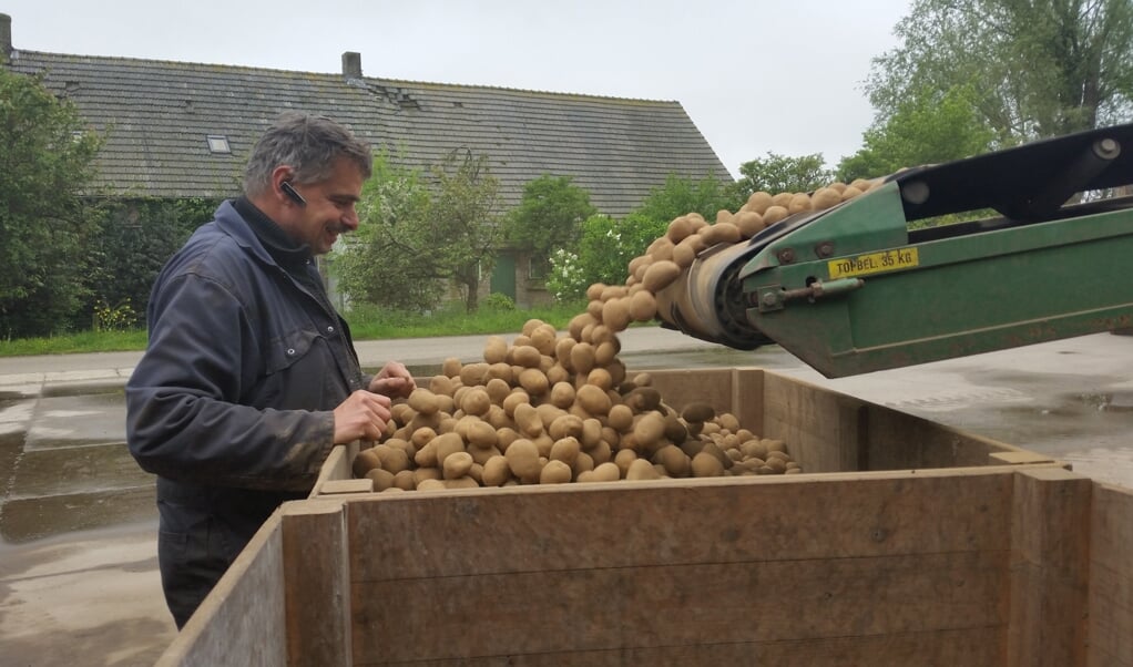 Controle kwaliteit poters door teler Pieter van Overveld.