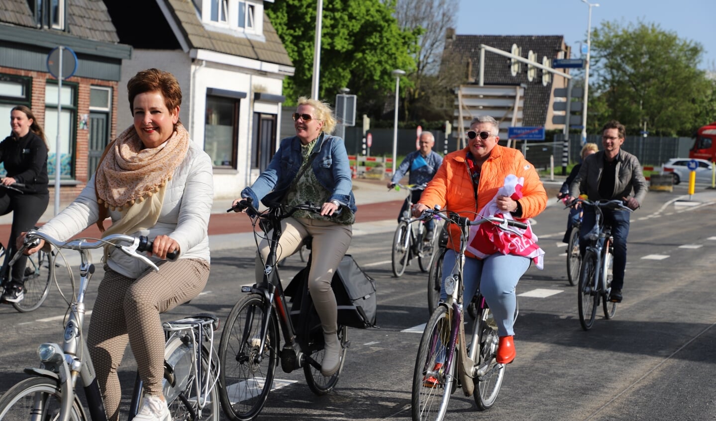 Ondernemers van winkeliersvereniging WinkelHart Halsteren fietsen de heringerichte Halsterseweg-Noord open.