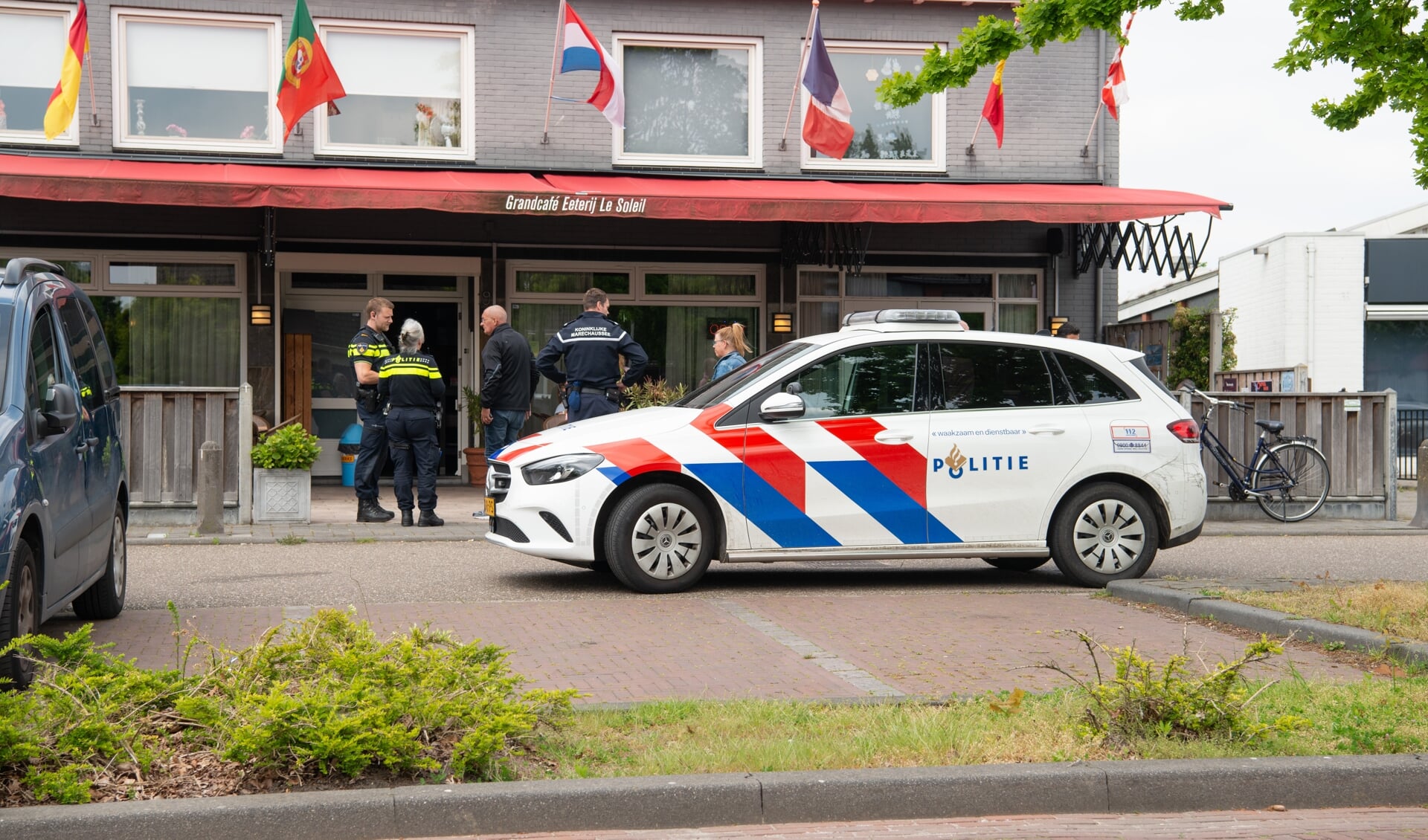 Politie present na overval bij Grandcafé Eeterij Le Soleil aan Huijbergseweg in Hoogerheide.