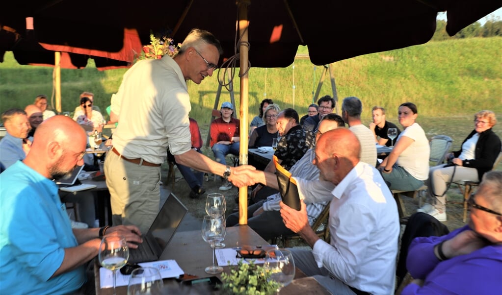 WinkelHart-voorzitter Gerrit Atres bedankt Arjan Molenaar bij zijn afscheid als bestuurslid.