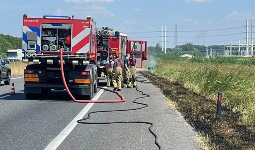 Brandweer blust bermbrand langs A58 tussen Rilland en Woensdrecht. (Foto: © Brandweer Hoogerheide). 