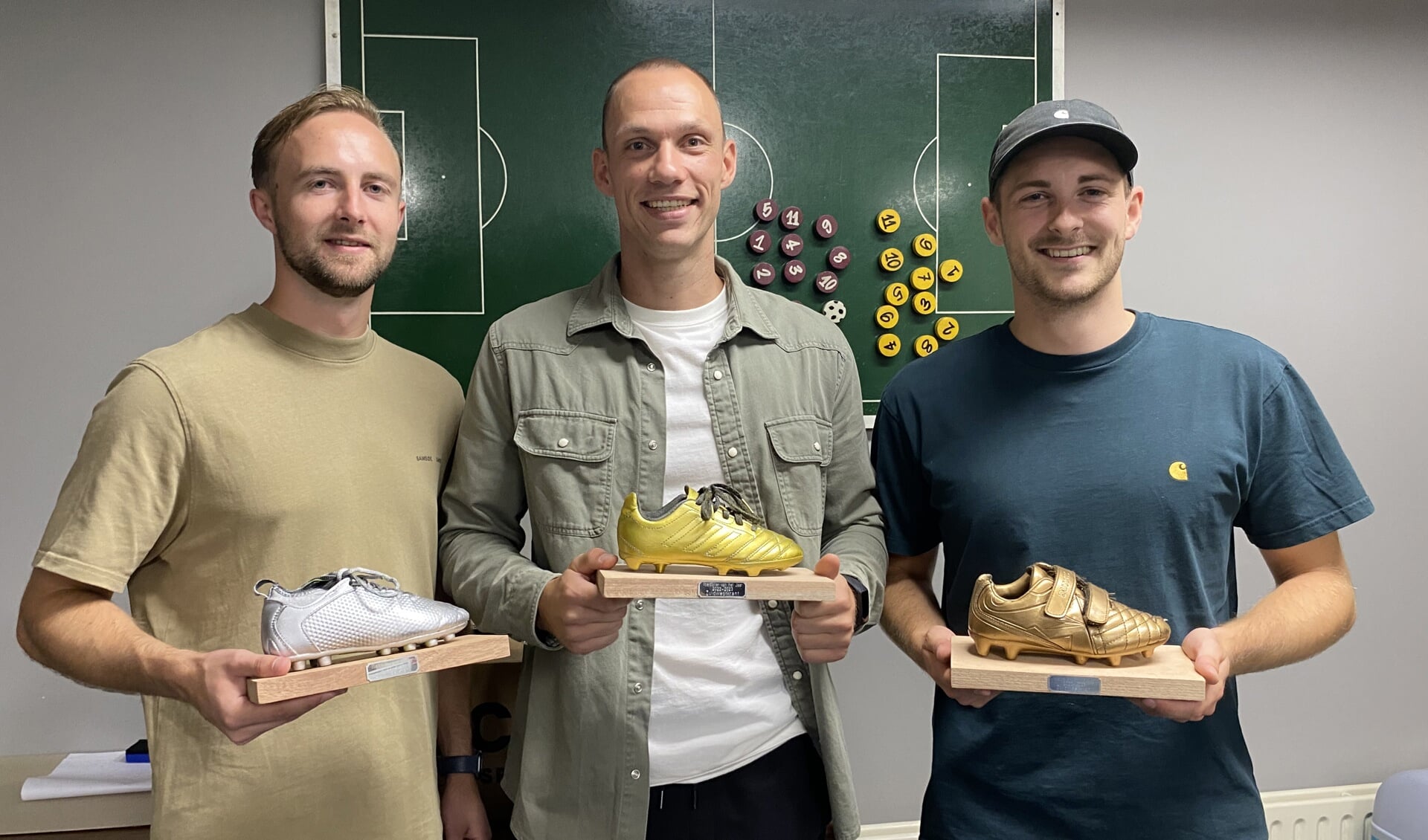 Voetballers Hessel van Aalzum, Tobi de Bruijn en Marijn Corré.
