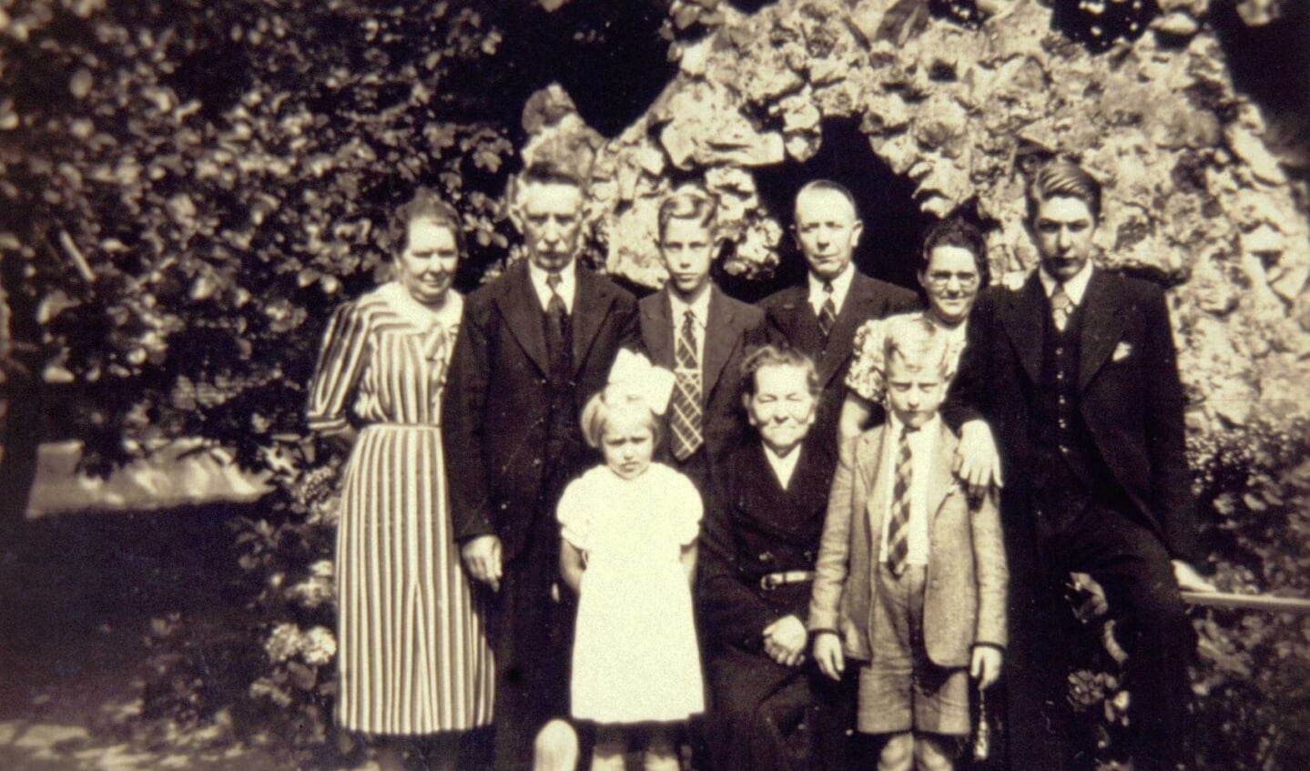 Oude foto september: de families van Zanten en De Kock voor de grot bij St. Elisabeth. 