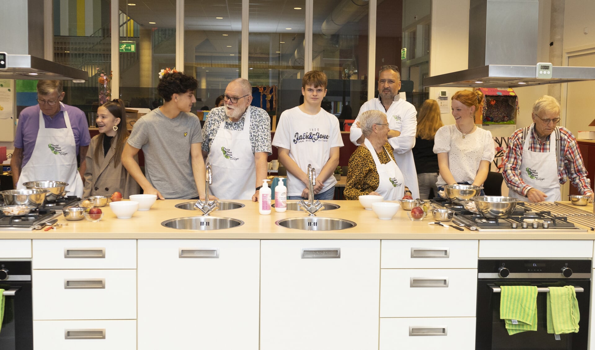 Op Wereld Alzheimerdag samen eten bereiden bij het ZuidWestHoek College.
