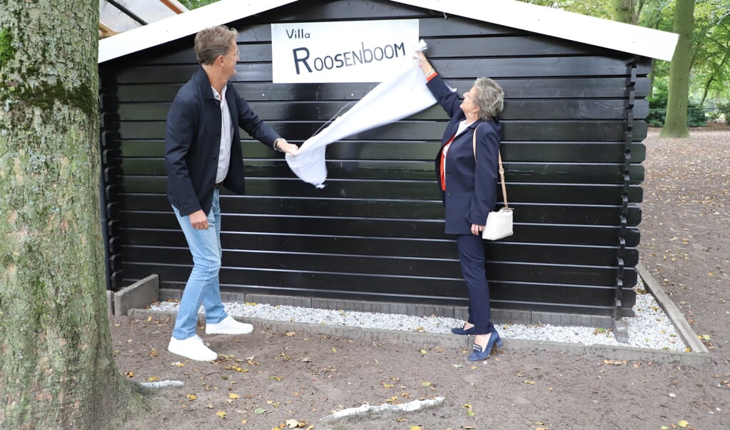 Onthulling naambord 'Villa Roosenboom' door Leon en Femy Roosenboom op het nieuwe nachtverblijf voor kippen op Landgoed de Beek. 