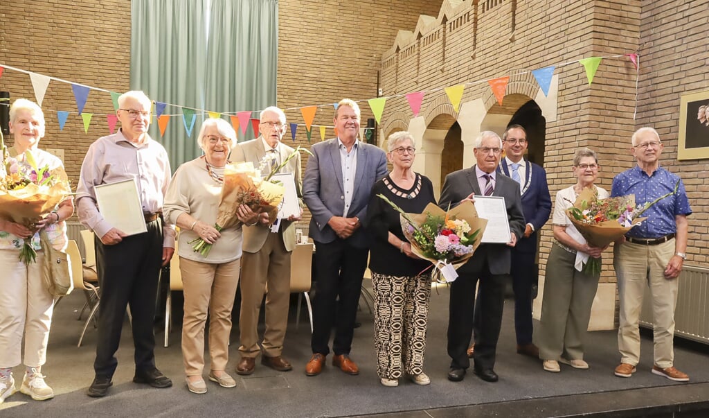 De jubilerende echtparen Gemeente Woensdrecht met wethouder Schuurbiers en burgemeester Adriaansen. 