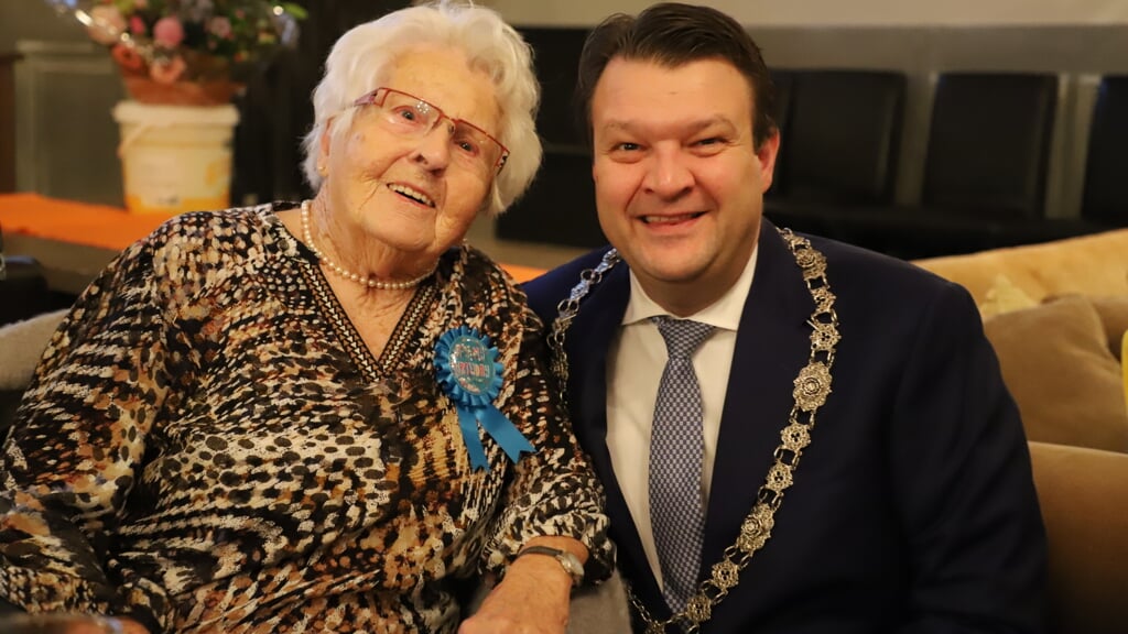 De 103-jarige mevrouw To Hagens-Beijaarts met de burgemeester.