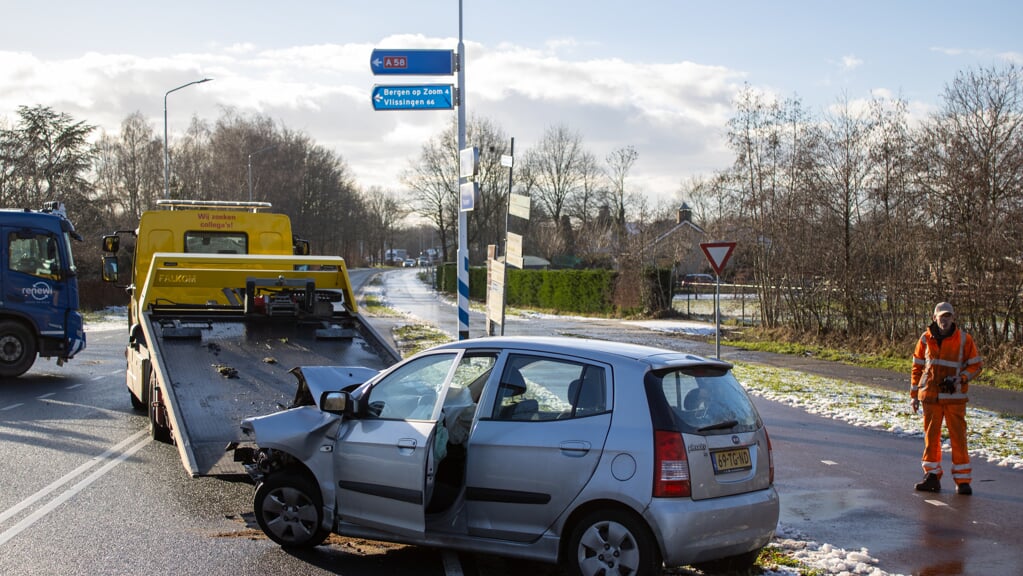 De personenauto van het gewonde slachtoffer raakte zwaar beschadigd bij de botsing met een vrachtwagen in Heerle.