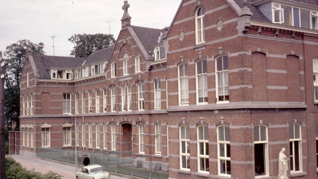 Foto boven: Huize St. Elisabeth van 1900 tot 1977; onder: het zorgcentrum voor de sloop in 2021-2022.