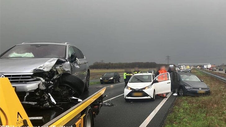 Bij een ongeval op de A58 raakten meerdere voertuigen flink beschadigd.