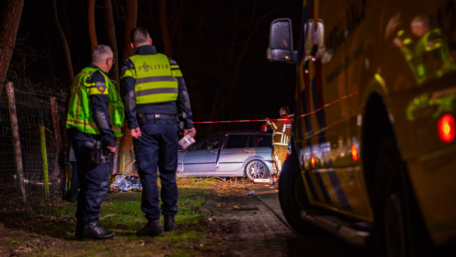 Bij het ongeval op de Moerstraatsebaan raakte minstens één inzittende gewond en er ontstond een flinke ravage. 