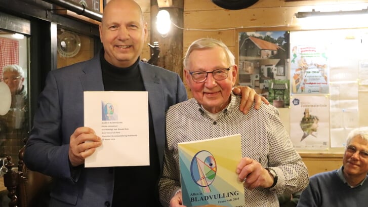 De zoon (links) van Frans Nefs (rechts) kreeg het eerste jaarboek 'Alles is BLADVULLING'.