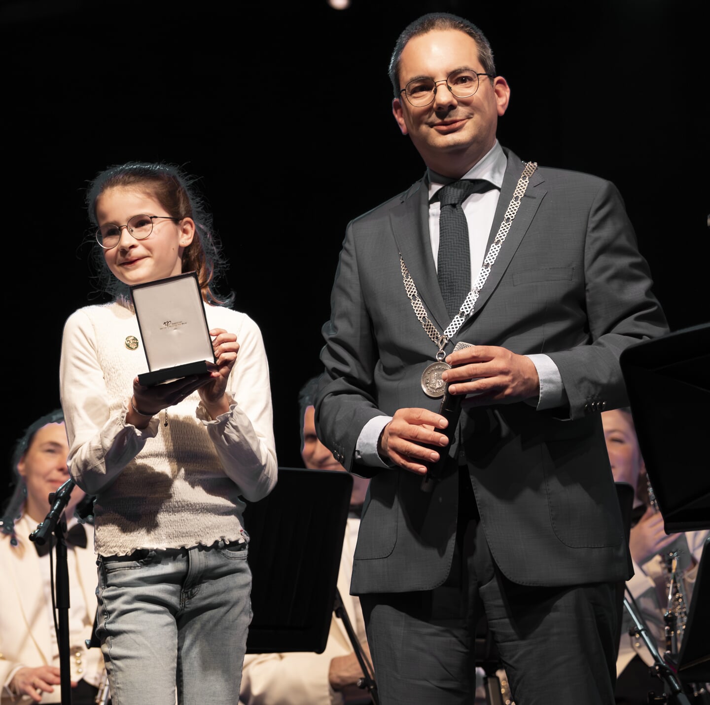 De 10-jarige Carlijn Mulders, het jongste lid. van de jubilerende muziekvereniging De Hoop