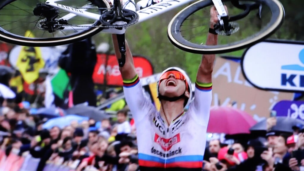    Mathieu van der Poel wint De Ronde van Vlaanderen voor de derde maal.