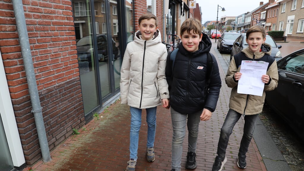 Leerlingen Klim-Op op pad in het centrum van Hoogerheide om sponsors te werven.