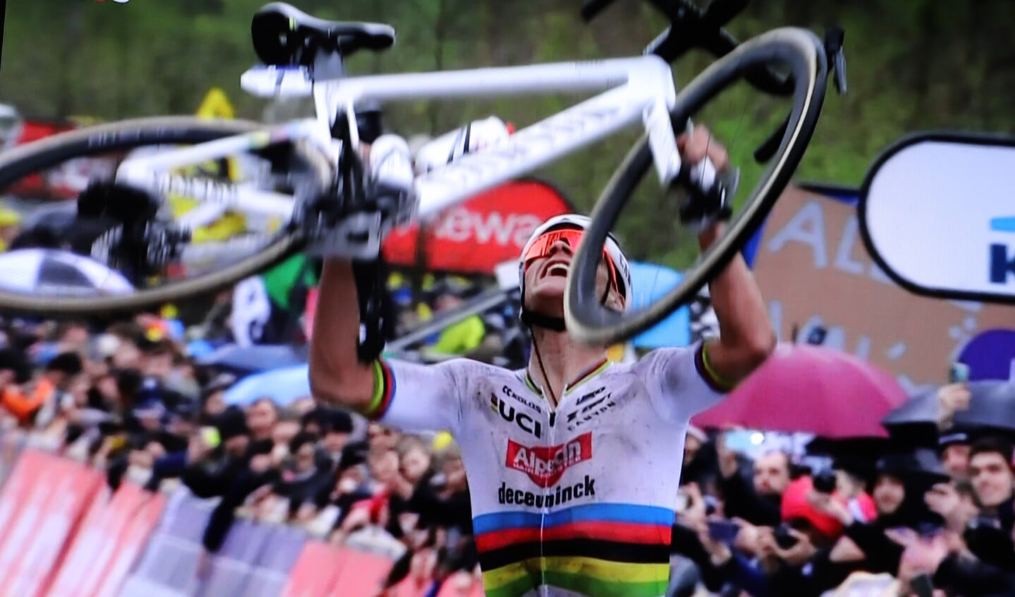 Mathieu van der Poel wint De Ronde van Vlaanderen.