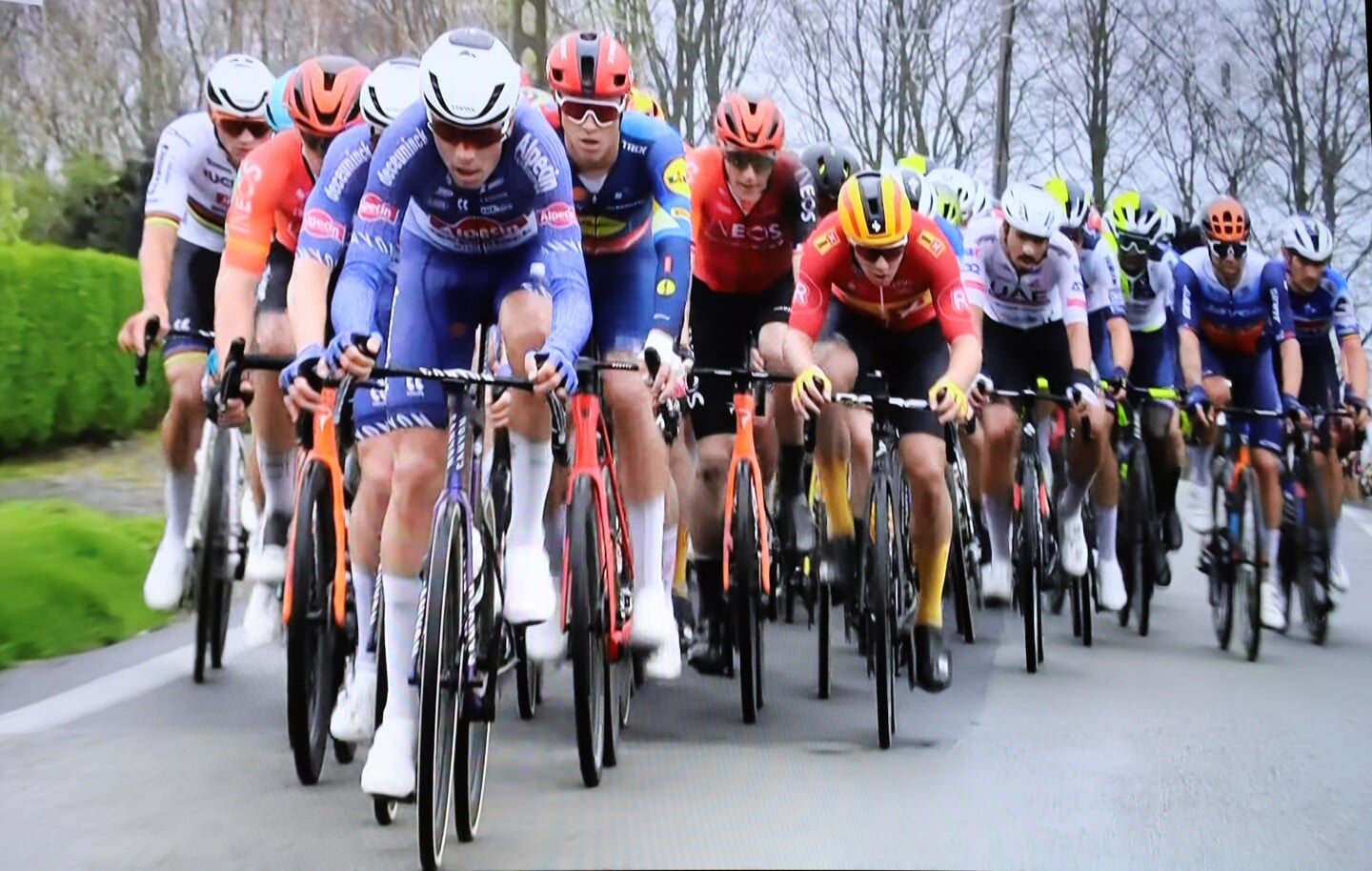 Ronde van Vlaanderen met nog 60 km te gaan en geheel links de latere winnaar Mathieu van der Poel. 