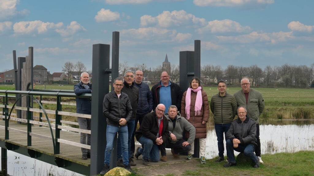 Dorpsraad Wouw, hier met elf van totaal dertien leden die zich inzetten voor de leefbaarheid van hun geliefde dorp (foto: Wil Mensch).