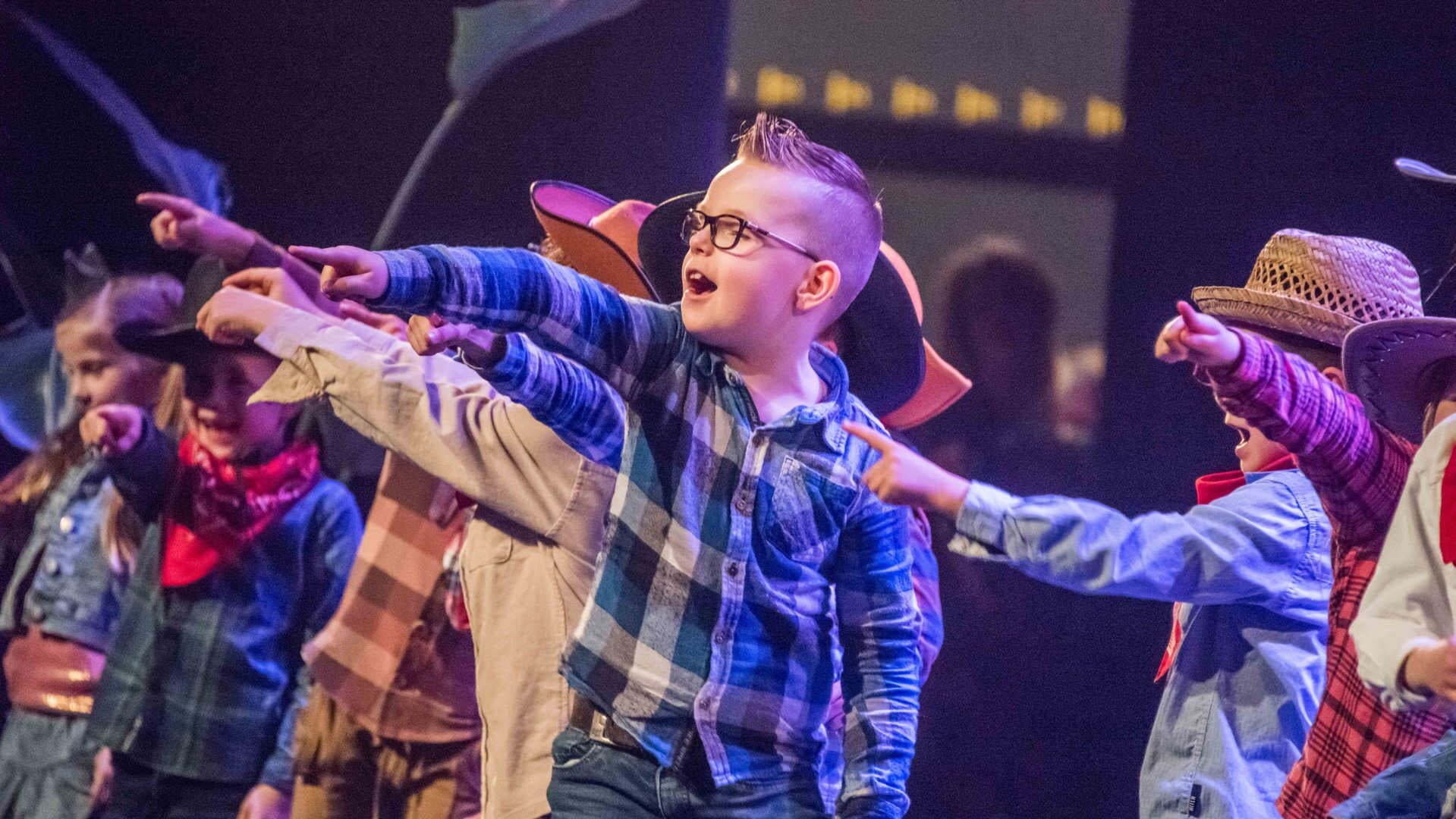 Kinderen van De Toermalijn voeren enthousiast een schoolmusical op in theater De Kring.  