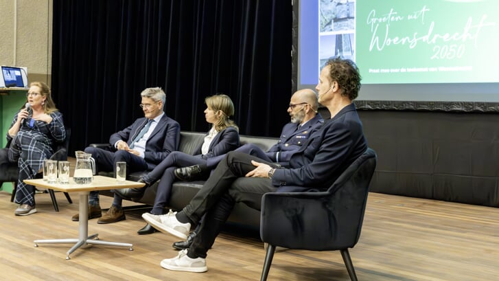 Van links naar rechts: Marlies van Lier, Kees Jan de Vet, Ingeborg Roks, Erwin van Beljouw en Rob Adams tijdens het panelgesprek over de toekomst van Woensdrecht.  