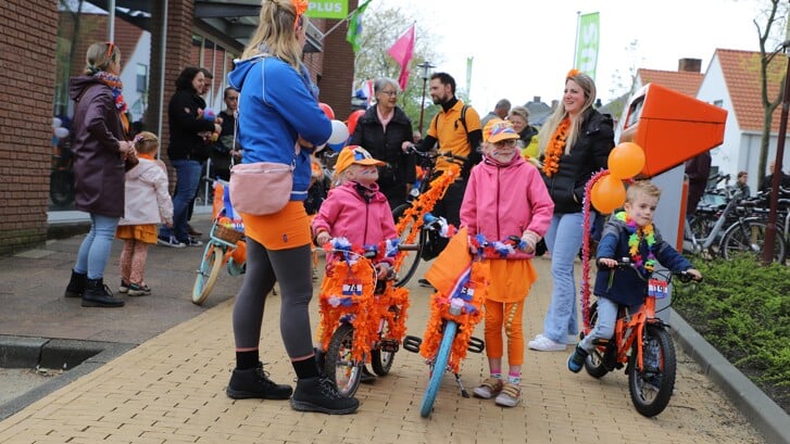 Start Koningsdag Halsteren met versierde fietsentocht.