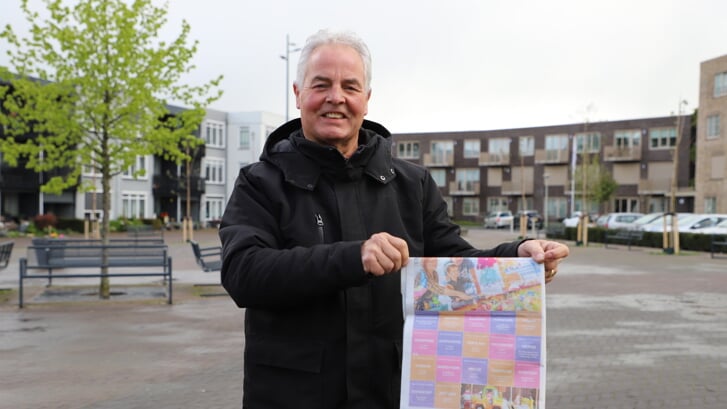 Organisator John Dauphin op plein Vogelenzang in Halsteren waar voor het eerst de kermis plaatsvindt, mét korting op attracties! 