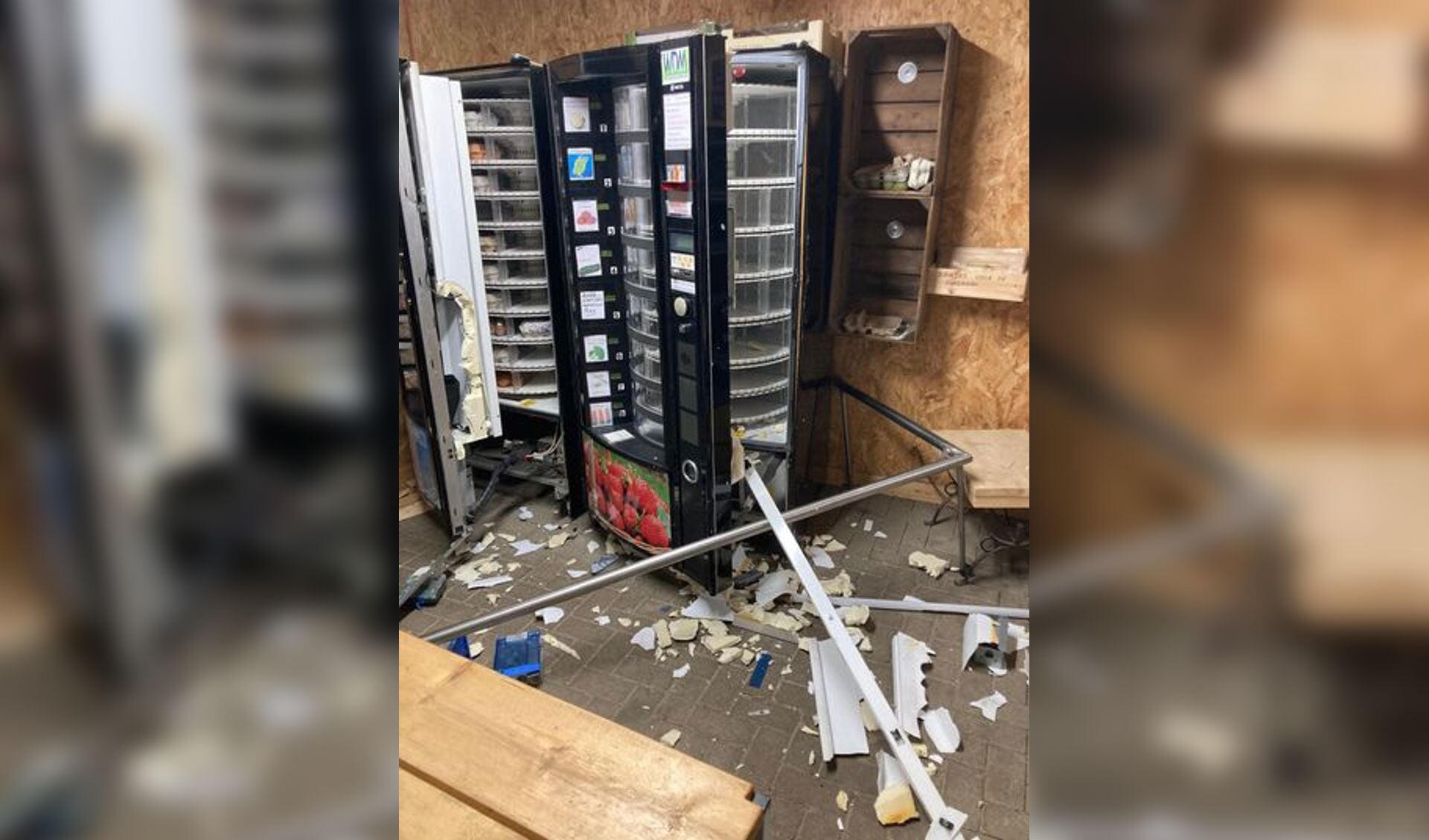 Ravage bij de vernielde automaat in het verswinkeltje.