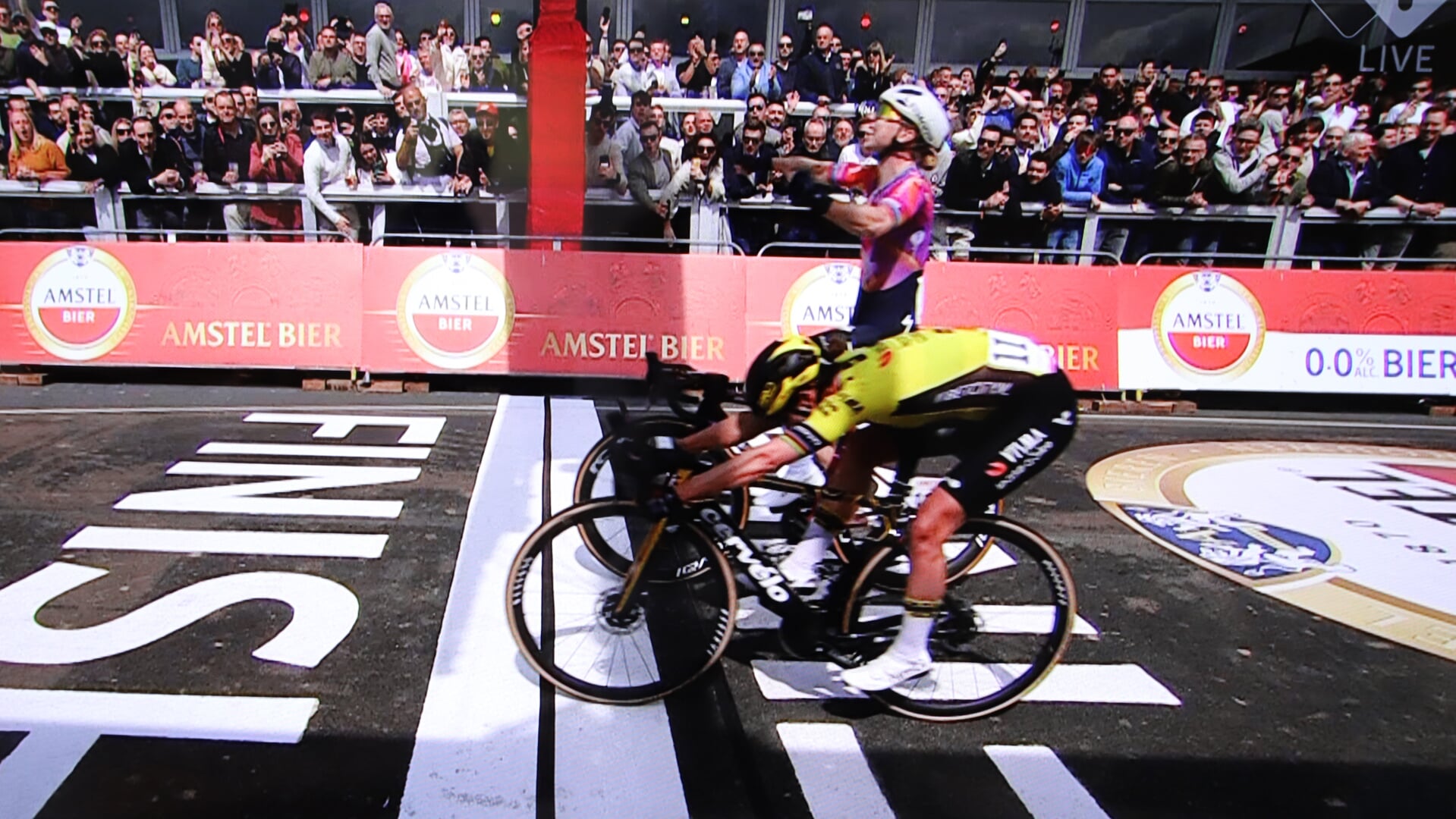   Lorena Wiebes juicht maar het is toch echt Marianne Vos die de Amstel Gold Race wint.