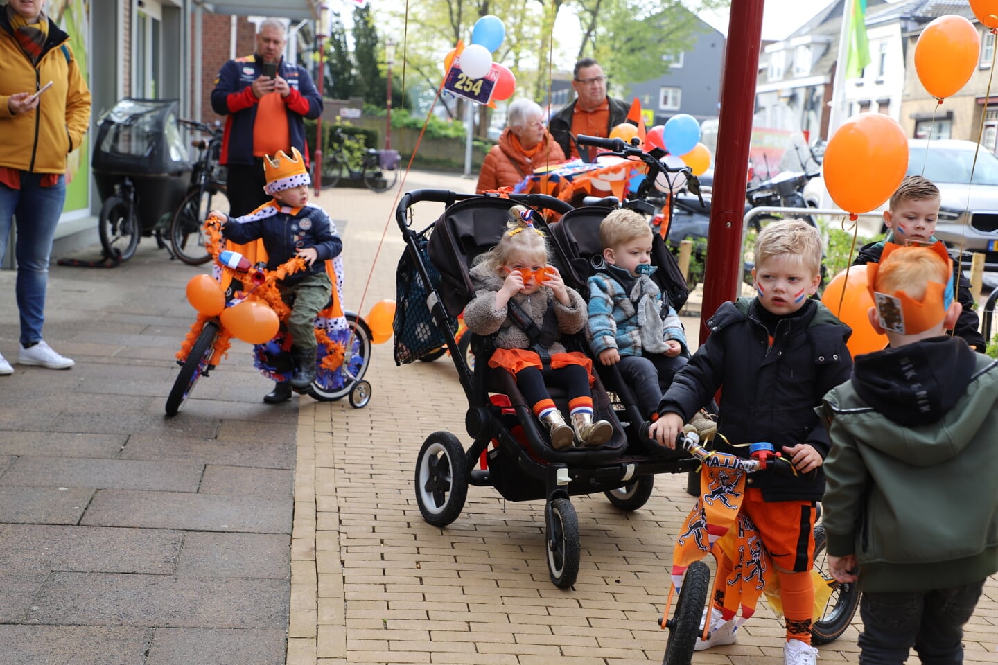 Start Koningsdag Halsteren met versierde fietsentocht.