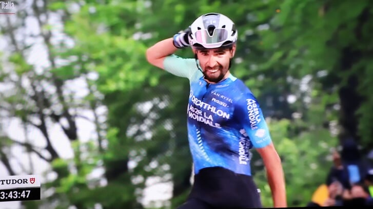    De jonge Fransman Valentin Paret Peintre zegeviert in etappe 10 van de Giro d'Italia. 