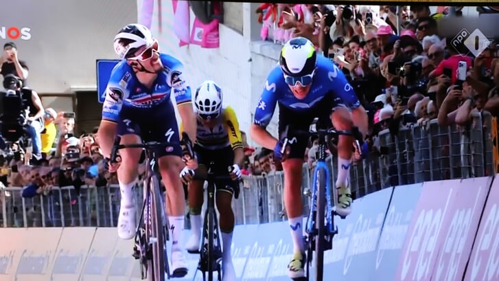    Eindsprint in etappe Giro d'Italia met winst voor de Spanjaard Pelayo Sánchez. 