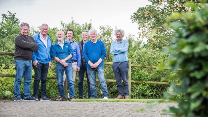 De groep uit Lepelstraat met Frank Seuren, Peter van den Eijnden, Bert Vos, Ard Verswijveren, Rien Bakx, Michiel van der Waard en Cees Nuijten.