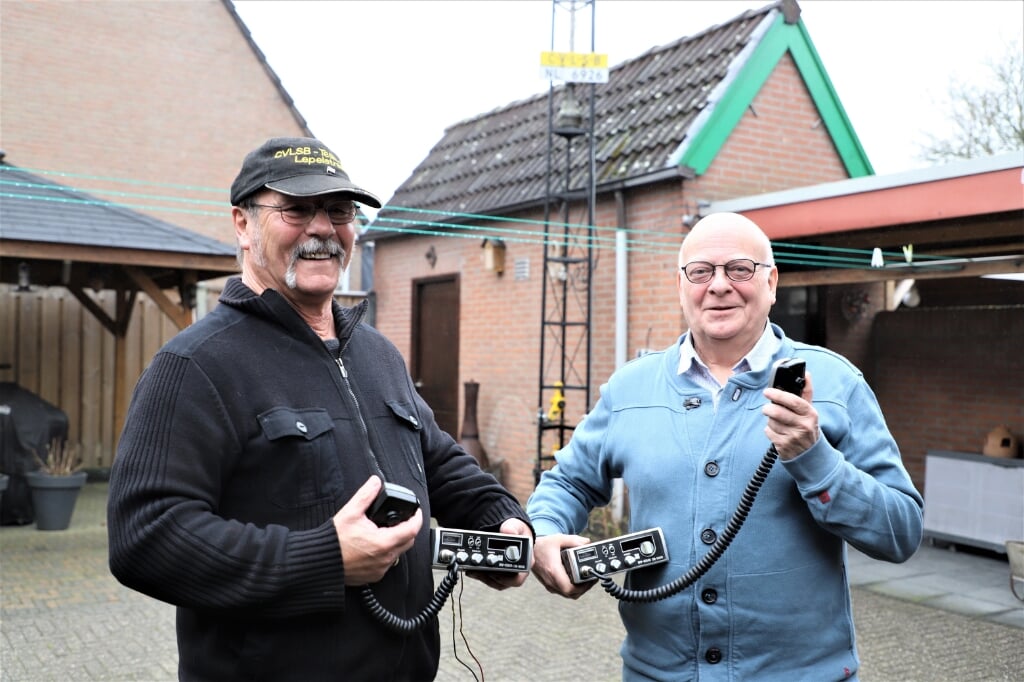 Adrie Jochems en zwager Jack van Beek zijn al jaren bij de 27MC bakkies-club CVLSB én organiseren diverse activiteiten, zoals een autopuzzelrit.