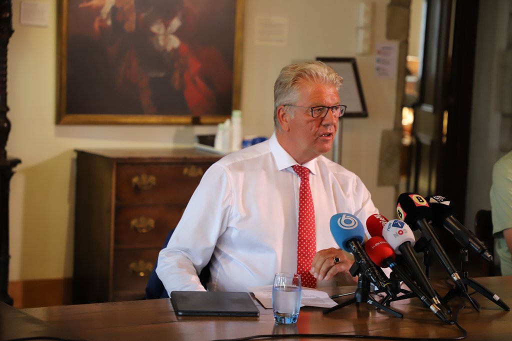 Burgemeester Frank Petter tijdens de persconferentie over het fors gestegen aantal corona-besmettingen in Bergen op Zoom. 