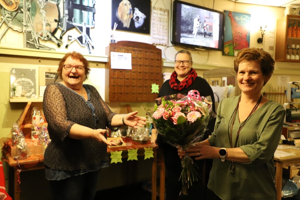 Diana Rens krijgt bloemen en felicitaties van Ellen Vis (rechts) en Petra Brandes.