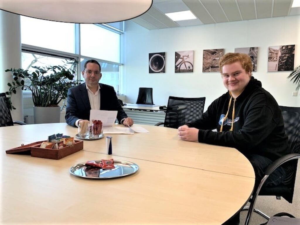 Jens van Kakerken meldt zijn Conservatieve Partij aan bij burgemeester Adriaansen.