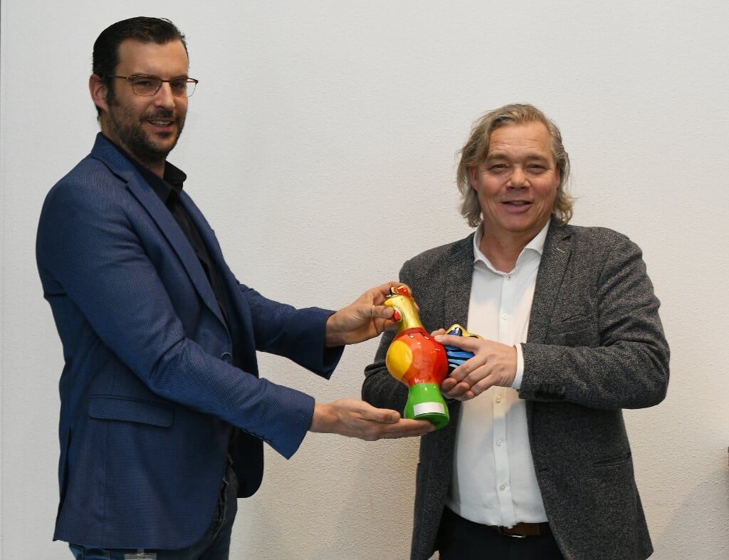 Wethouder Thijs van Kessel (links) reikt de prijs uit aan Roel Soffers (foto F. v.d. Bogaard).